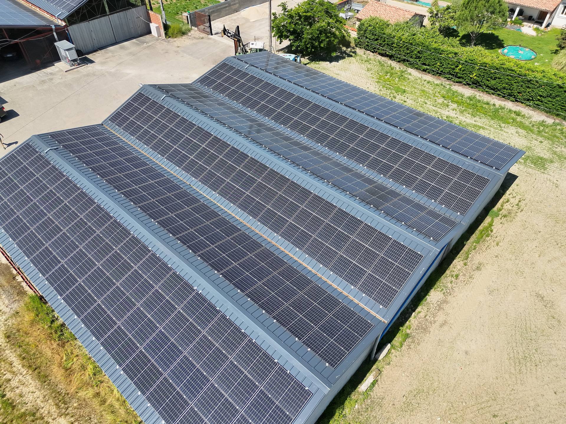 Vue aérienne d'une installation photovoltaïque inspectée par drone en Occitanie